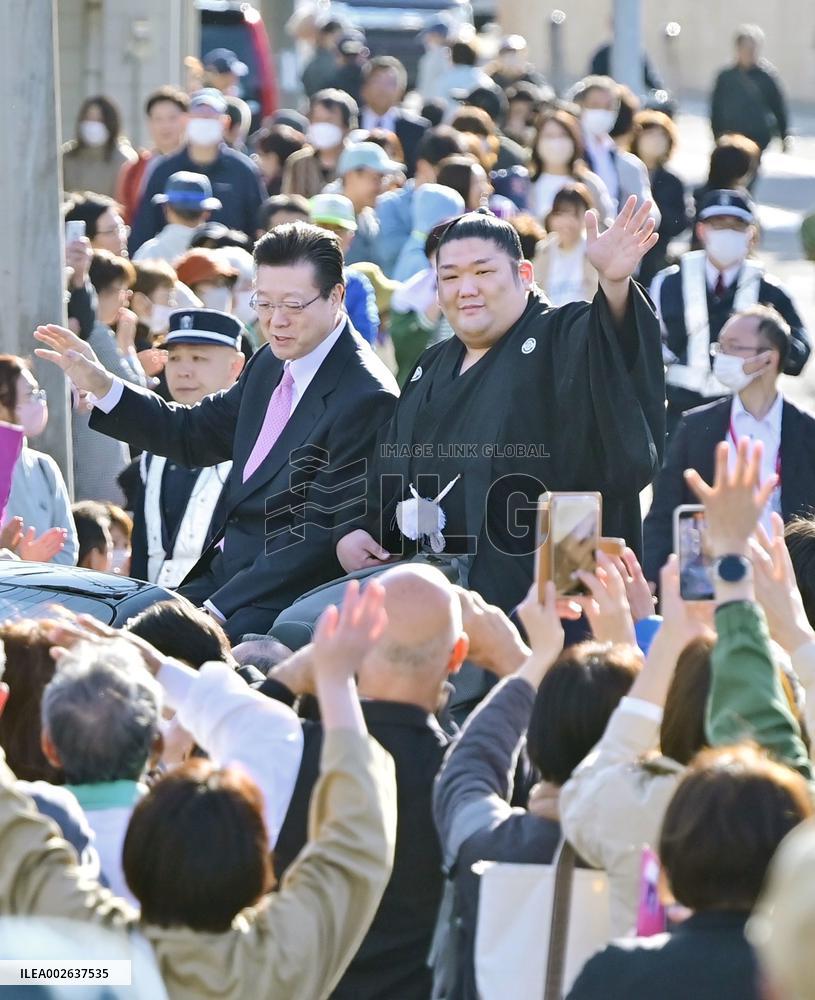 Sumo tourney champ Takerufuji's triumphant return home