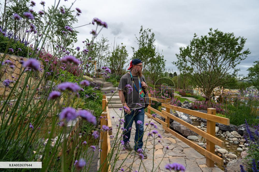 CHINA-CHENGDU-CANADIAN BONSAI ARTIST (CN)