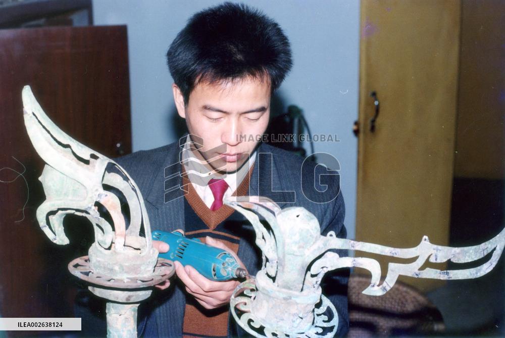 CHINA-SICHUAN-SANXINGDUI-CULTURAL RELIC RESTORER (CN)