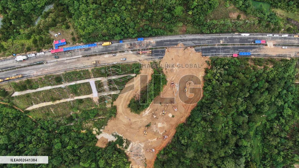CHINA-GUANGDONG-EXPRESSWAY-COLLAPSE-RESCUE (CN)