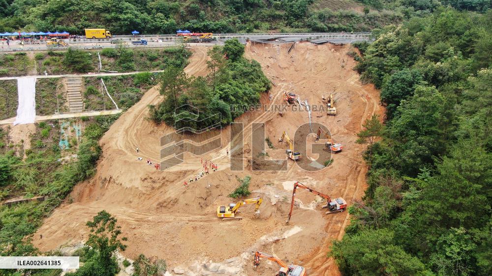 CHINA-GUANGDONG-EXPRESSWAY-COLLAPSE-RESCUE (CN)