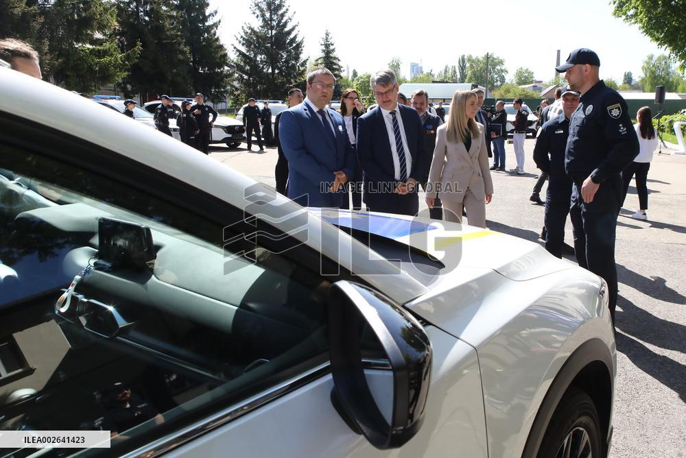 Ukrainian police get 13 cars from UN and France