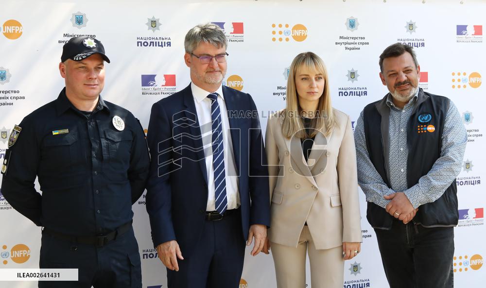 Ukrainian police get 13 cars from UN and France