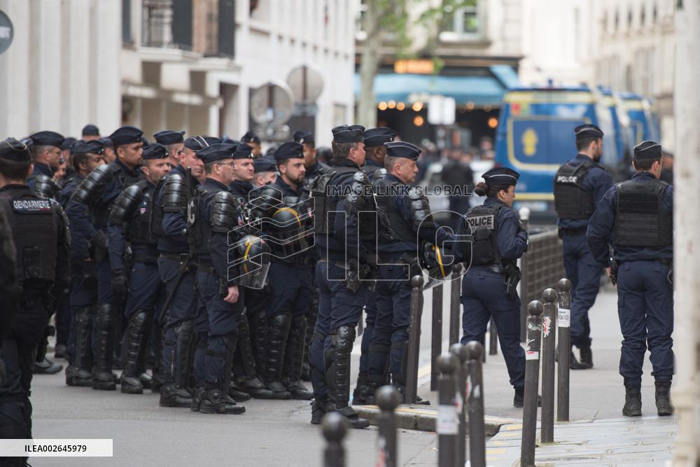 Gendarmes Evacuate Sciences Po - Paris