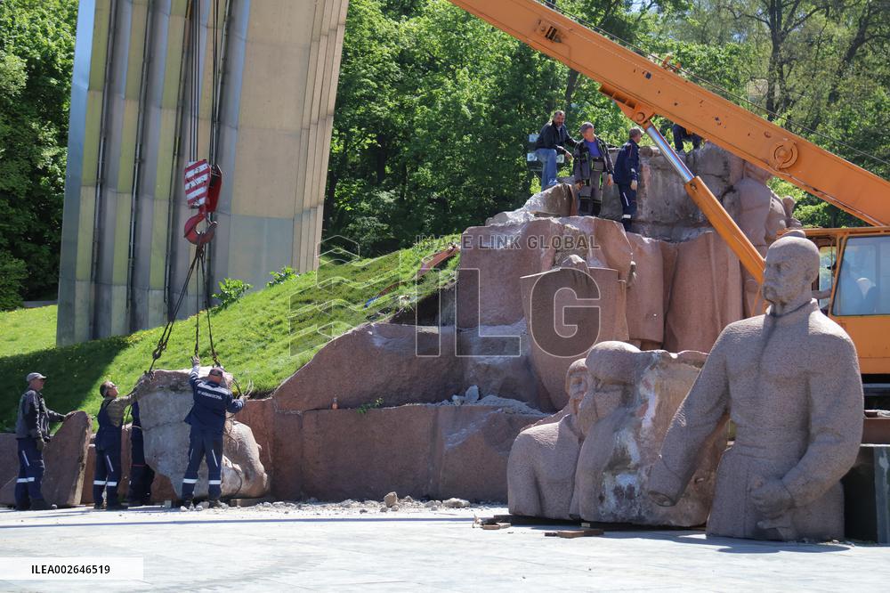 Monument to Pereiaslav Agreement dismantled in Kyiv
