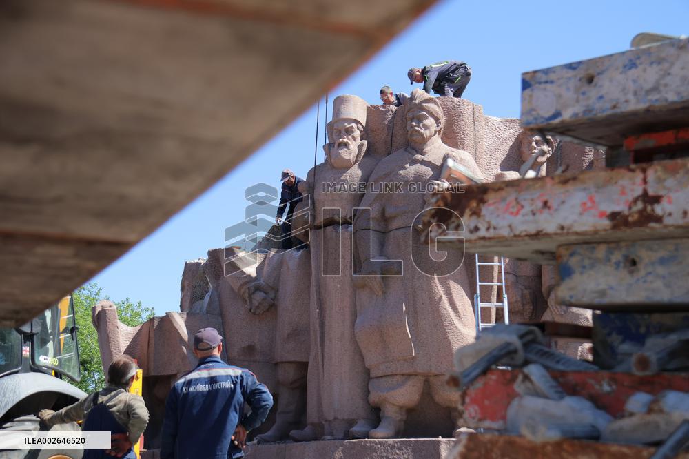 Monument to Pereiaslav Agreement dismantled in Kyiv