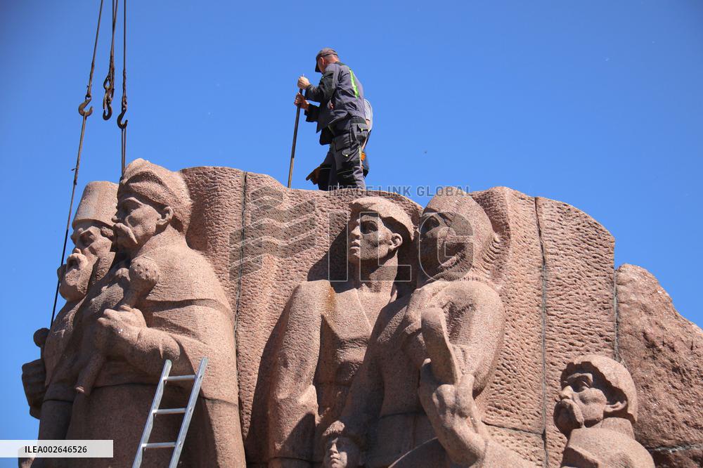 Monument to Pereiaslav Agreement dismantled in Kyiv