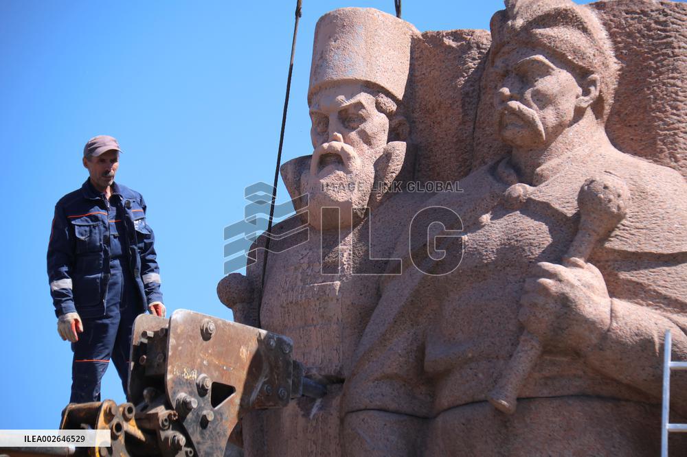 Monument to Pereiaslav Agreement dismantled in Kyiv