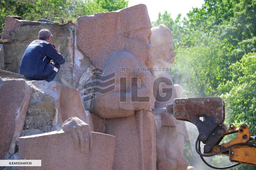 Monument to Pereiaslav Agreement dismantled in Kyiv