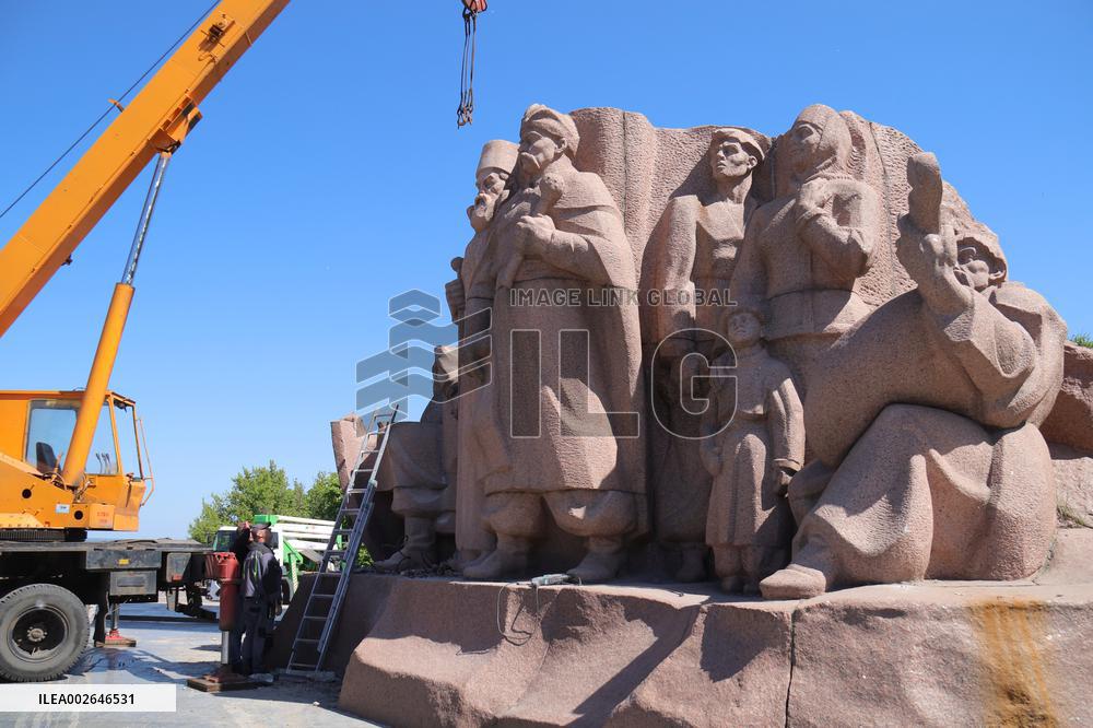 Monument to Pereiaslav Agreement dismantled in Kyiv
