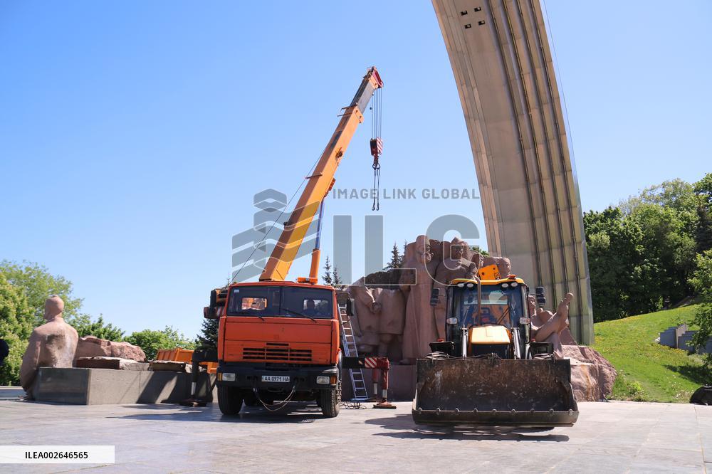 Monument to Pereiaslav Agreement dismantled in Kyiv