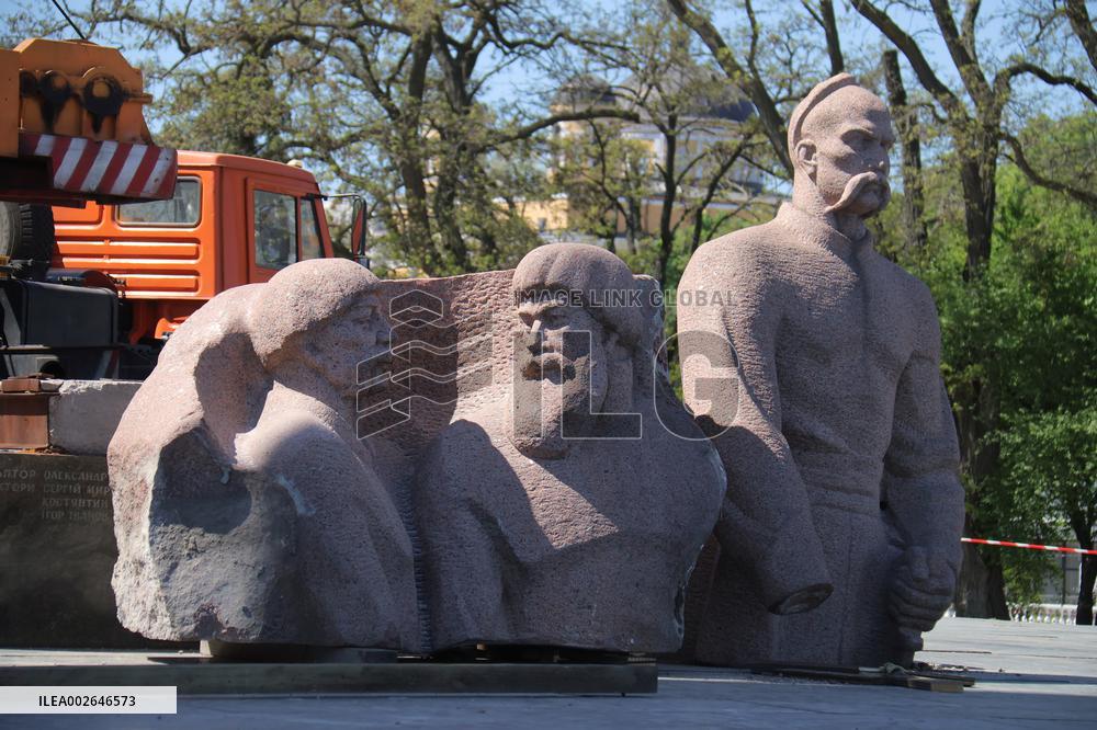 Monument to Pereiaslav Agreement dismantled in Kyiv