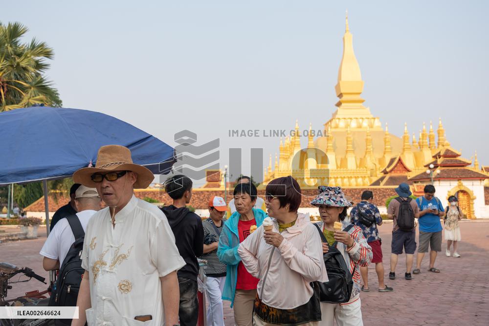 LAOS-VIENTIANE-CHINESE TOURISTS