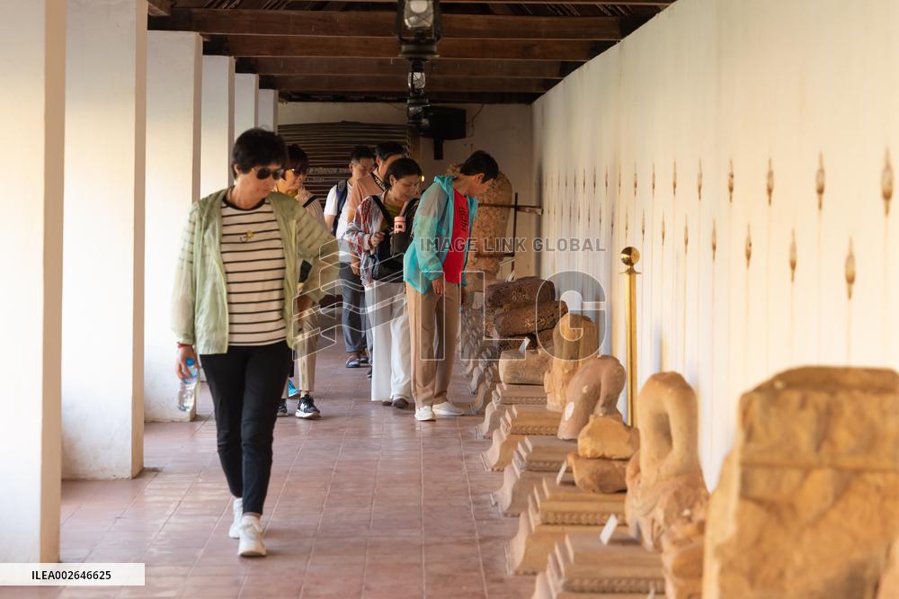 LAOS-VIENTIANE-CHINESE TOURISTS