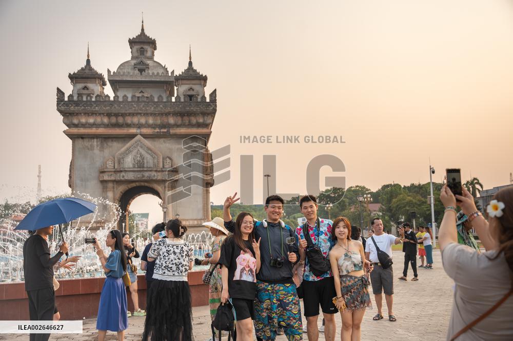 LAOS-VIENTIANE-CHINESE TOURISTS