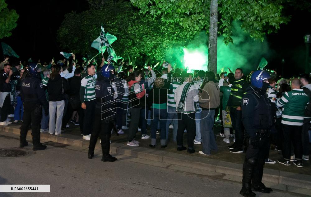 Adeptos do Sporting festejam o titulo de campeões 23/24 no Porto