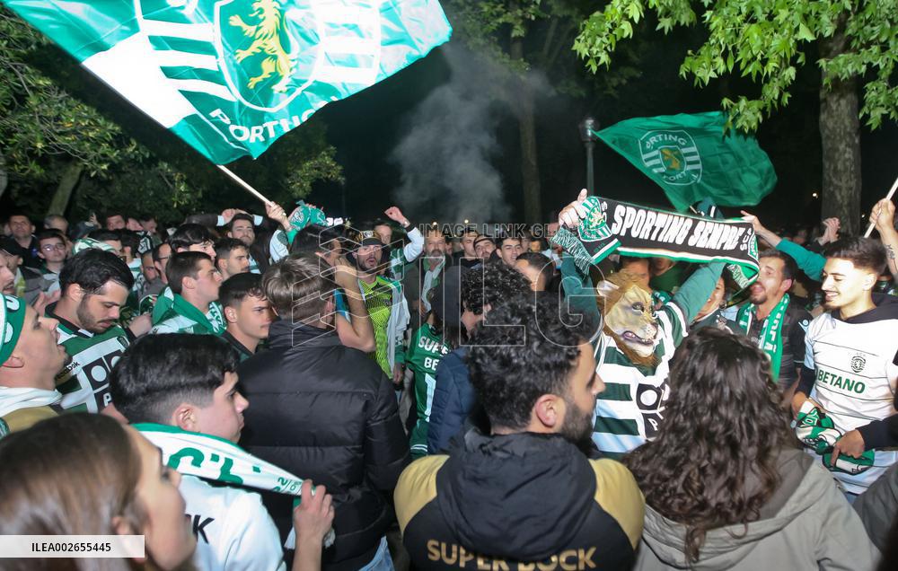 Adeptos do Sporting festejam o titulo de campeões 23/24 no Porto