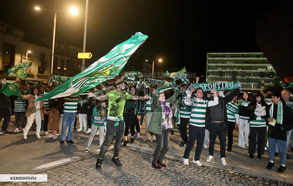 Adeptos do Sporting festejam o titulo de campeões 23/24 no Porto