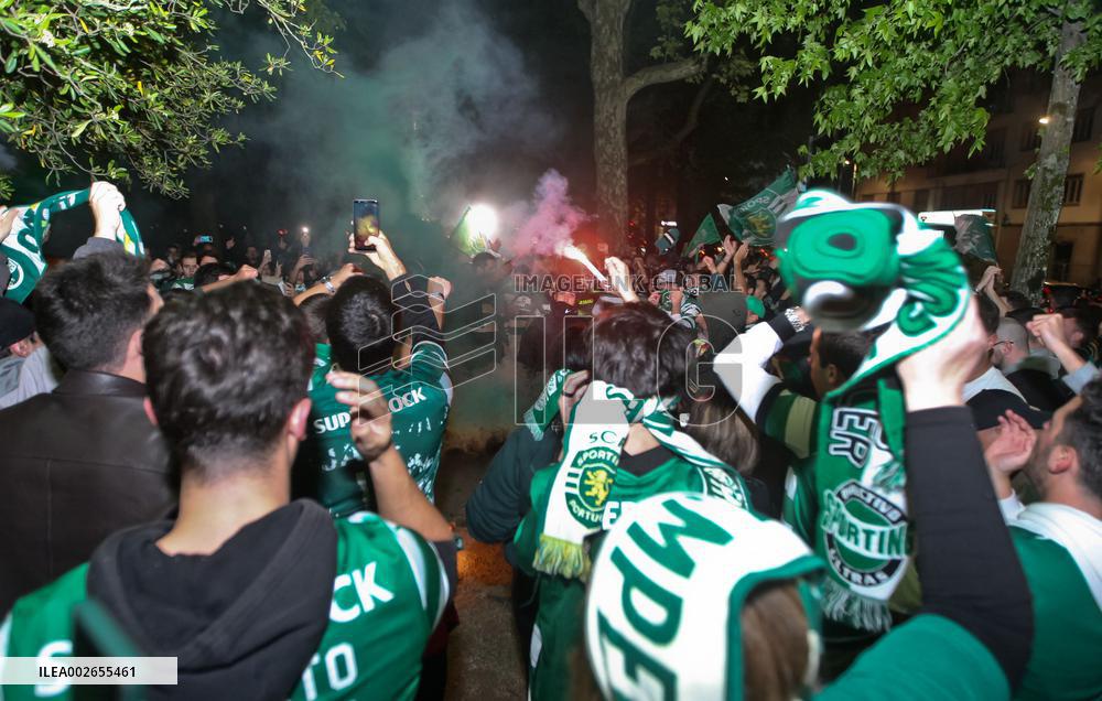 Adeptos do Sporting festejam o titulo de campeões 23/24 no Porto