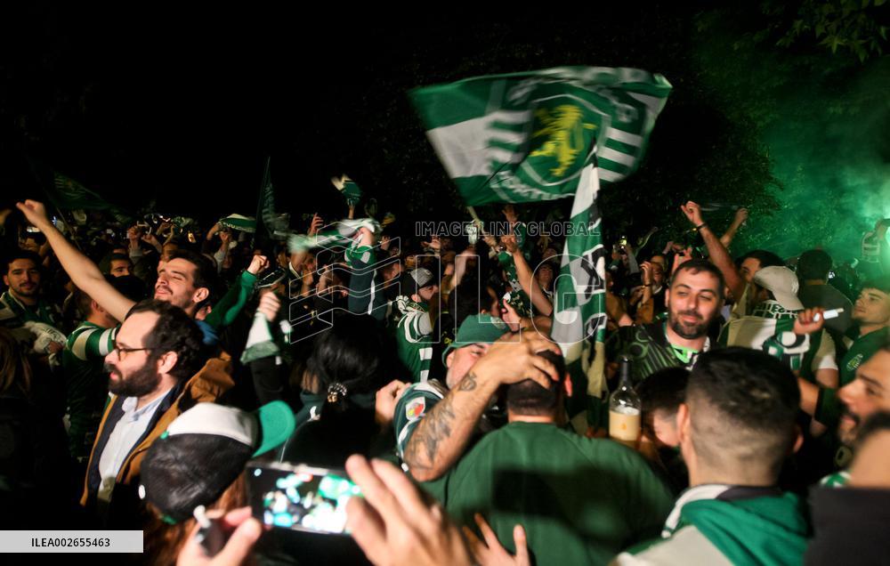 Adeptos do Sporting festejam o titulo de campeões 23/24 no Porto