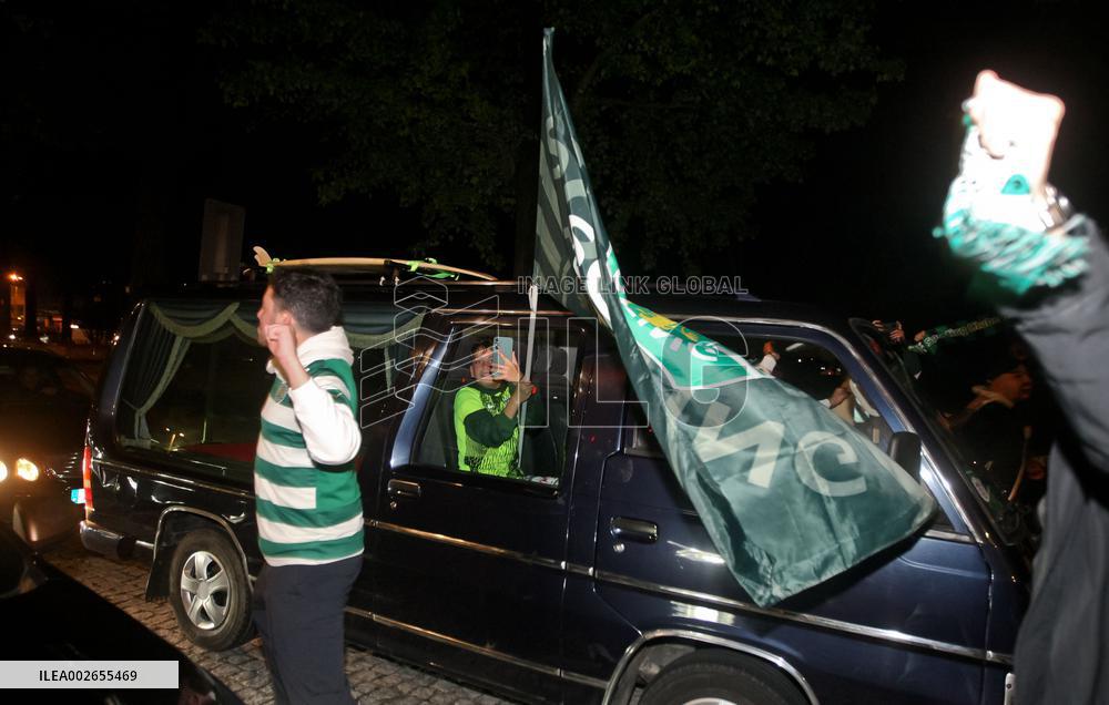 Adeptos do Sporting festejam o titulo de campeões 23/24 no Porto