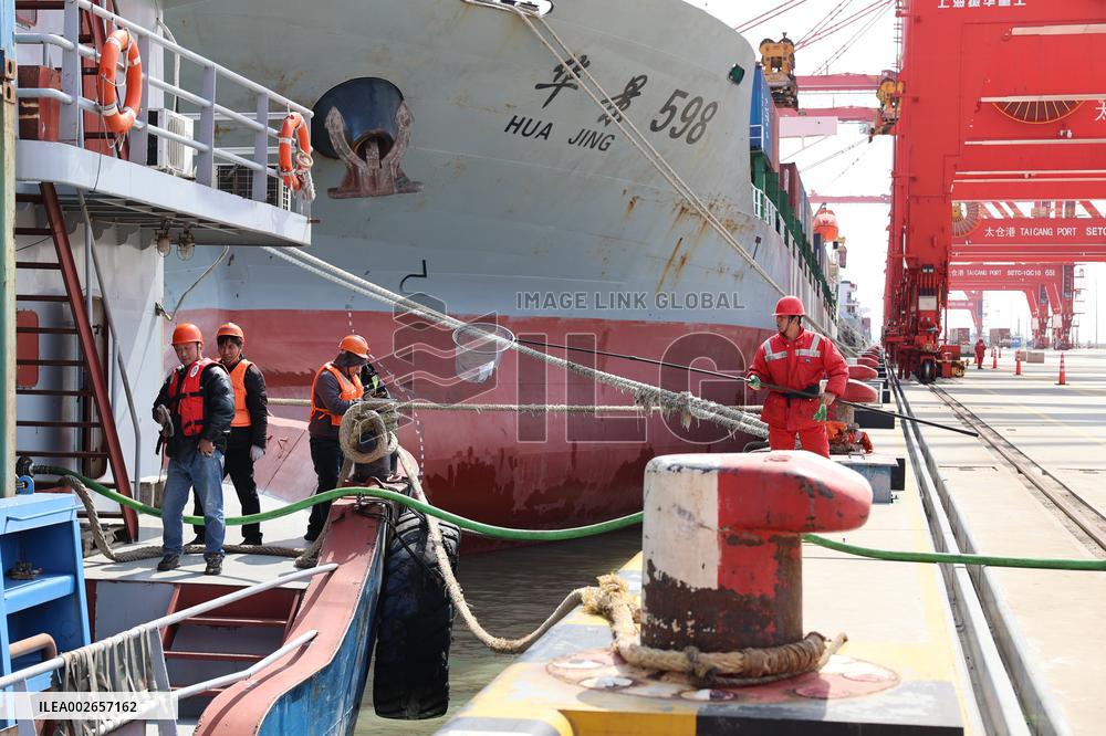 Taicang Port Suck Up Pollutants in Suzhou