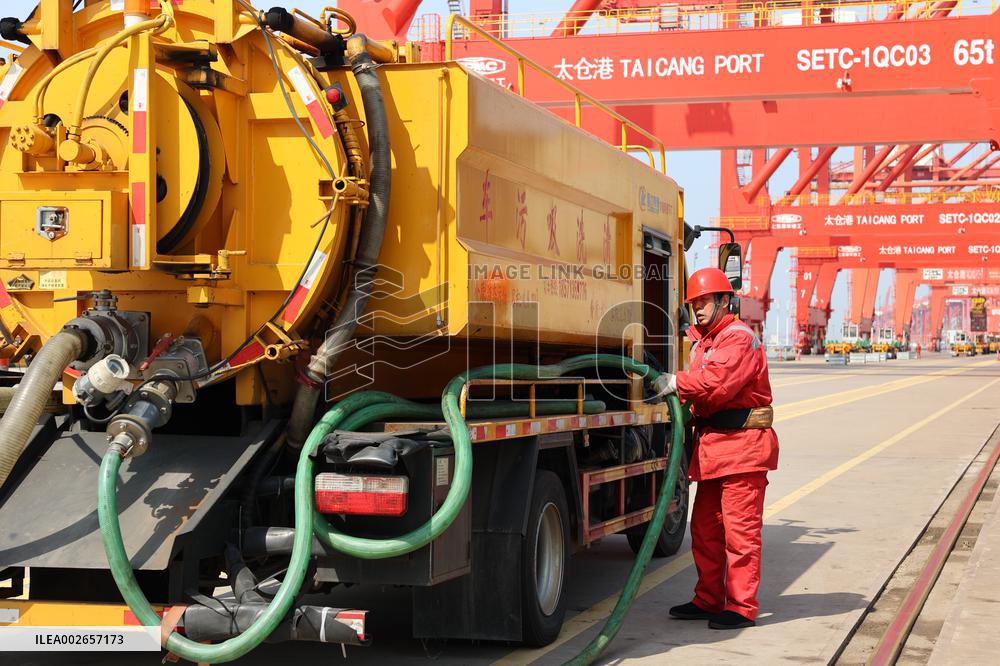 Taicang Port Suck Up Pollutants in Suzhou