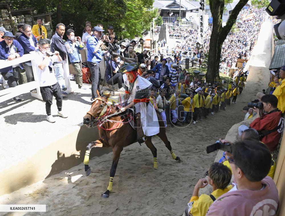 Annual equestrian event at Mie shrine