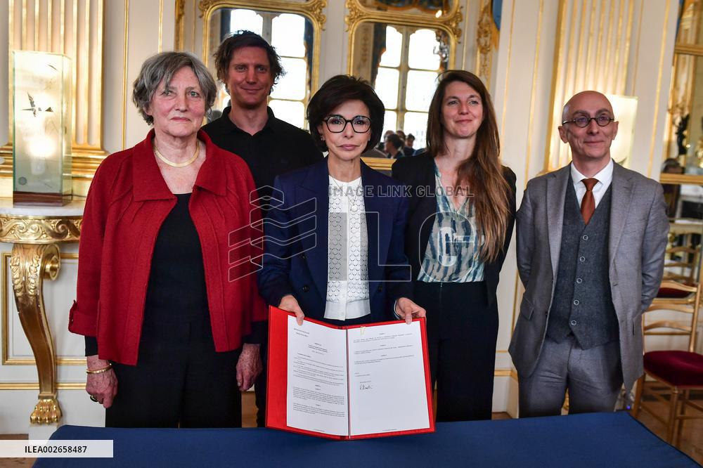 French Culture Minister Rachida Dati collects Bruno Latour's archives FA