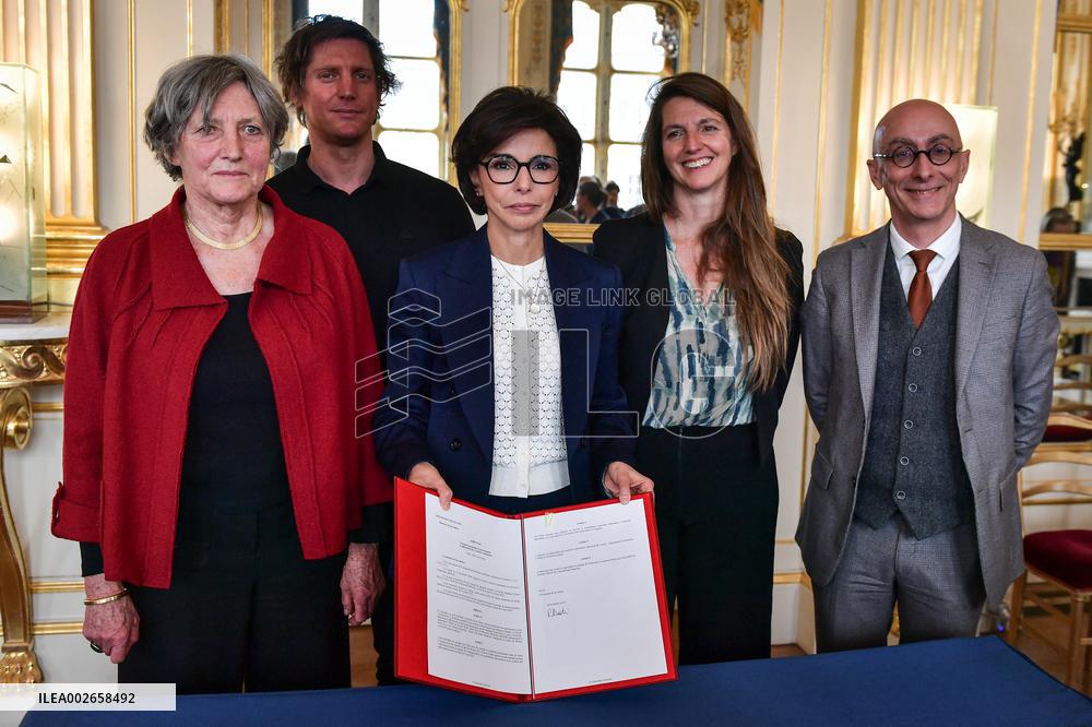 French Culture Minister Rachida Dati collects Bruno Latour's archives FA