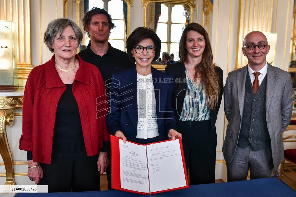 French Culture Minister Rachida Dati collects Bruno Latour's archives FA