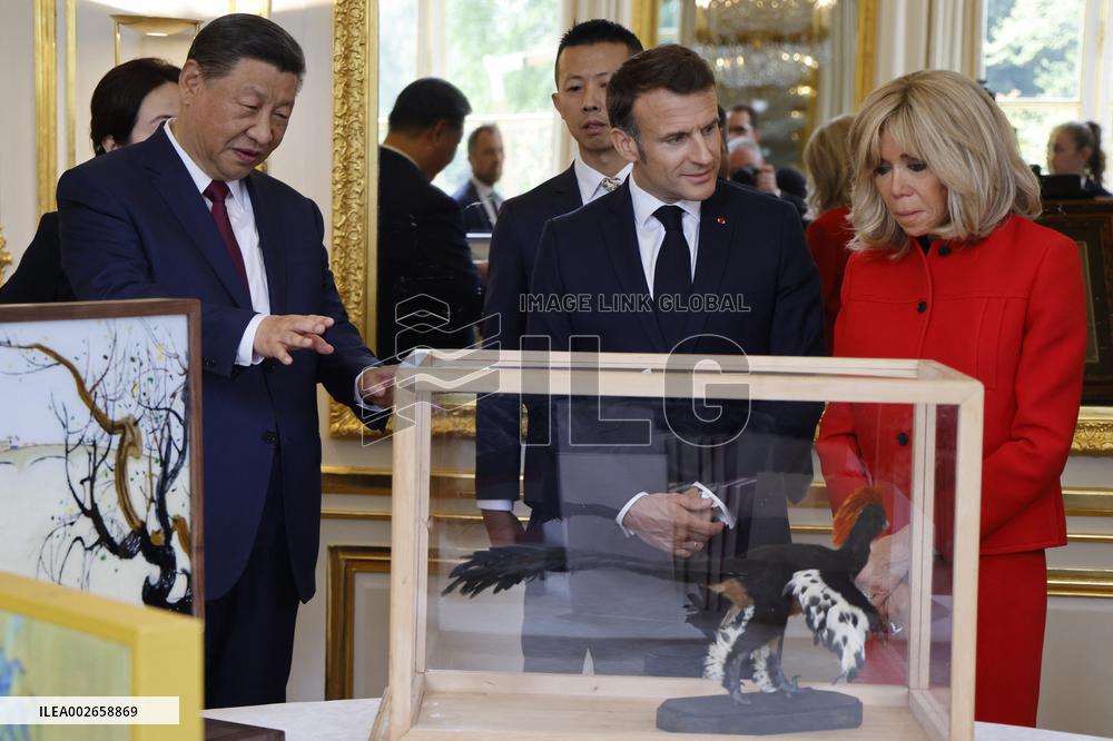 Nations exchange gifts during the Chinese president's two-day state visit at Elysee - Paris