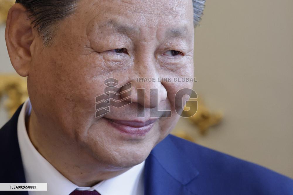 Nations exchange gifts during the Chinese president's two-day state visit at Elysee - Paris