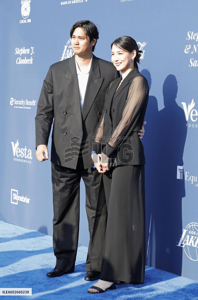 Baseball: Ohtani and wife attend charity event