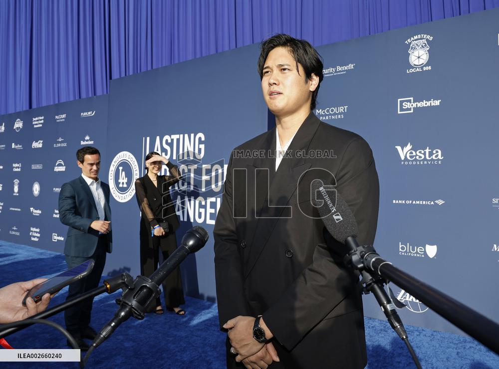 Baseball: Ohtani and wife attend charity event