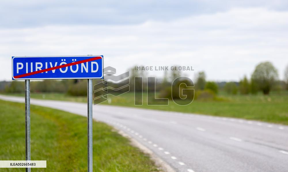 Border zone road sign