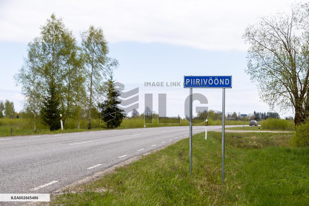 Border zone road sign