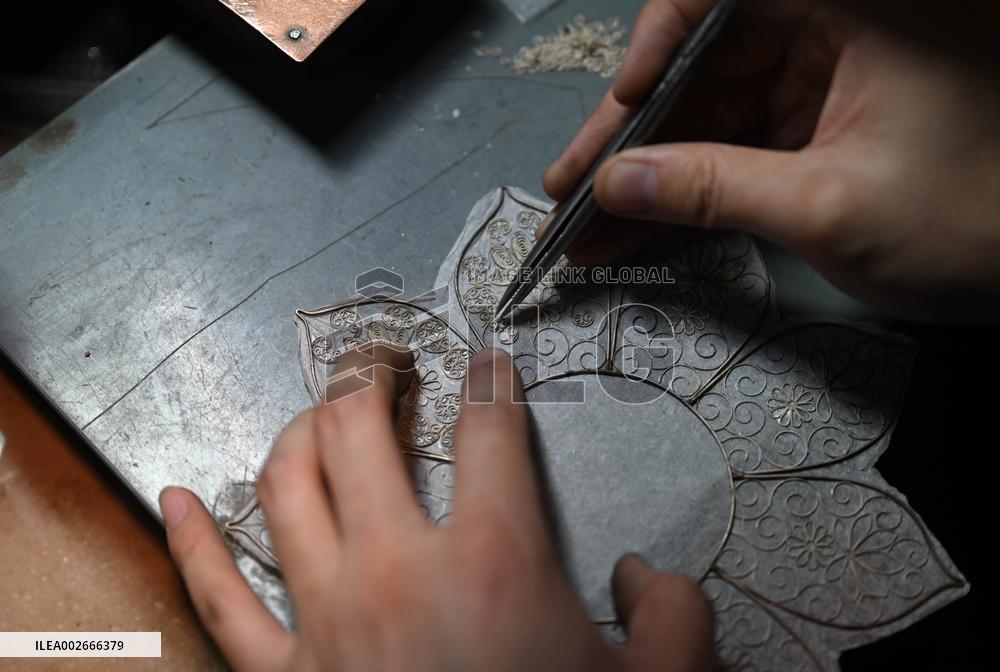 (MASTER OF CRAFTS) CHINA-TIANJIN-MA'S FILIGREE MOSAIC ART-INHERITOR (CN)