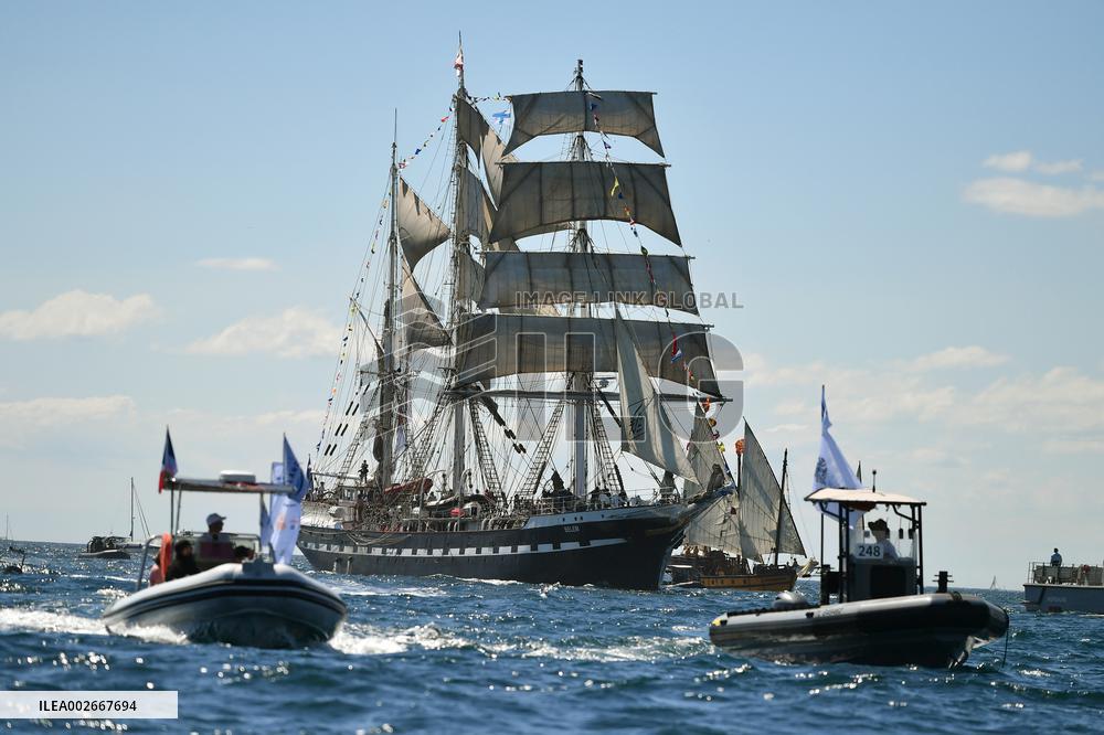 (SP)FRANCE-MARSEILLE-OLYMPIC FLAME-THE BELEM