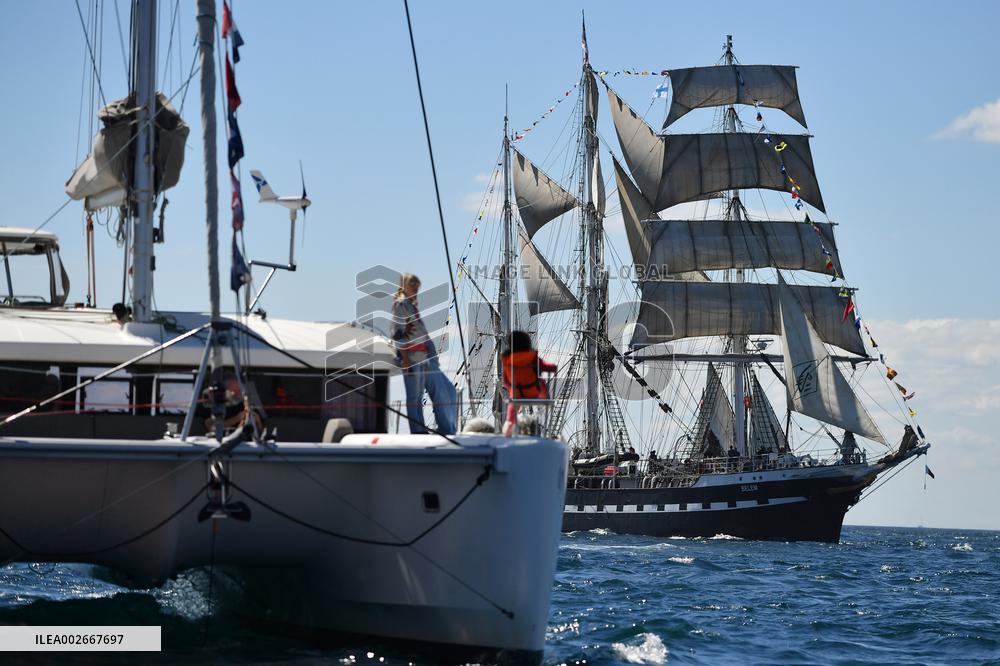 (SP)FRANCE-MARSEILLE-OLYMPIC FLAME-THE BELEM
