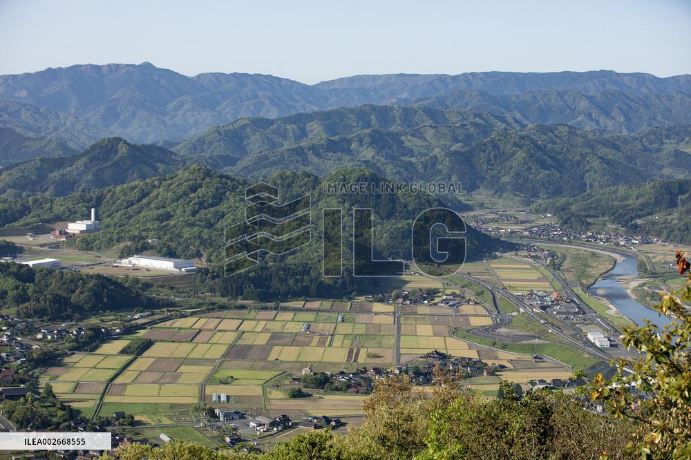 Images of farmhouses, mountain ranges, rice paddies, fields, and rivers