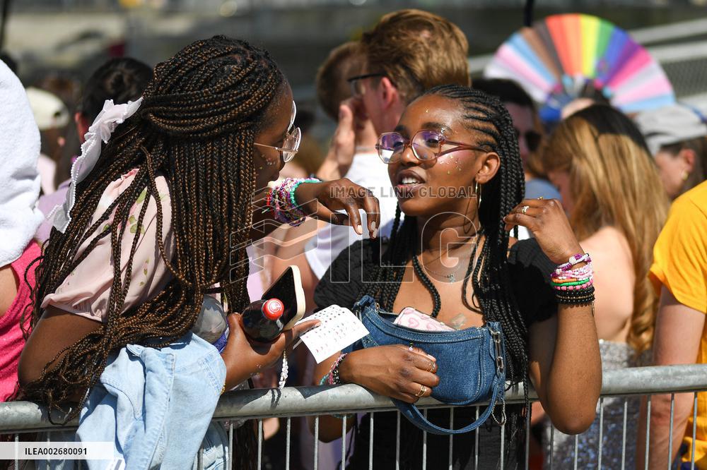 Fans Of Taylor Swift Attend The Eras Tour - Nanterre