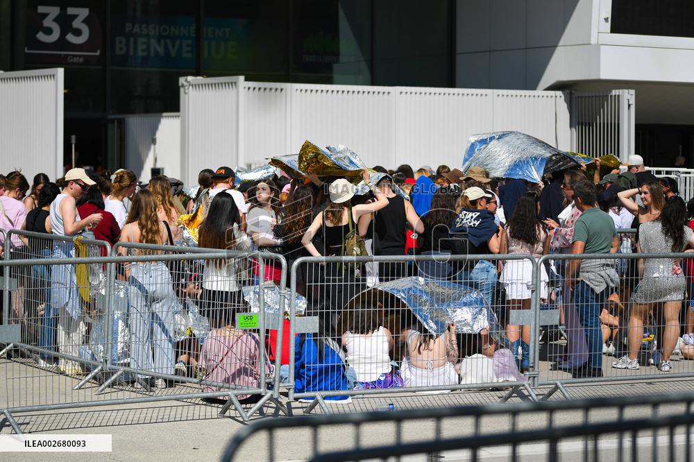 Fans Of Taylor Swift Attend The Eras Tour - Nanterre