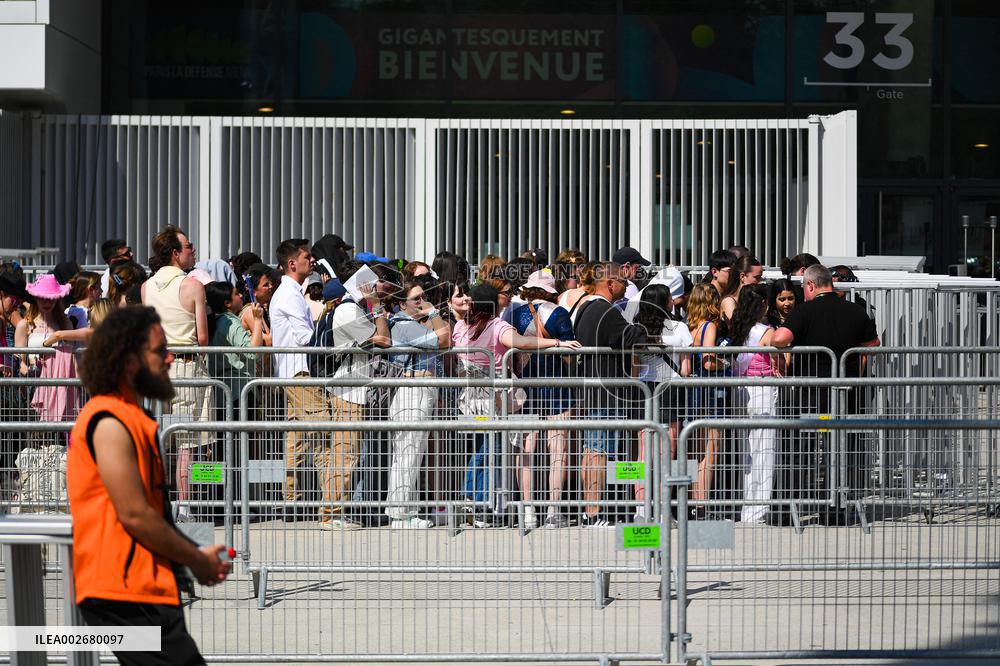 Fans Of Taylor Swift Attend The Eras Tour - Nanterre