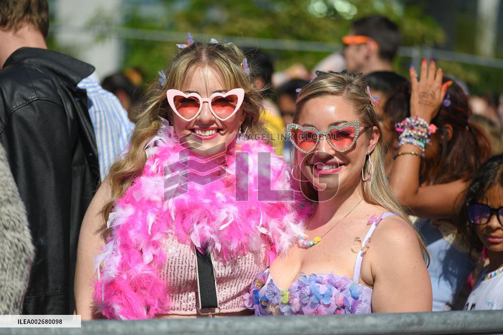 Fans Of Taylor Swift Attend The Eras Tour - Nanterre