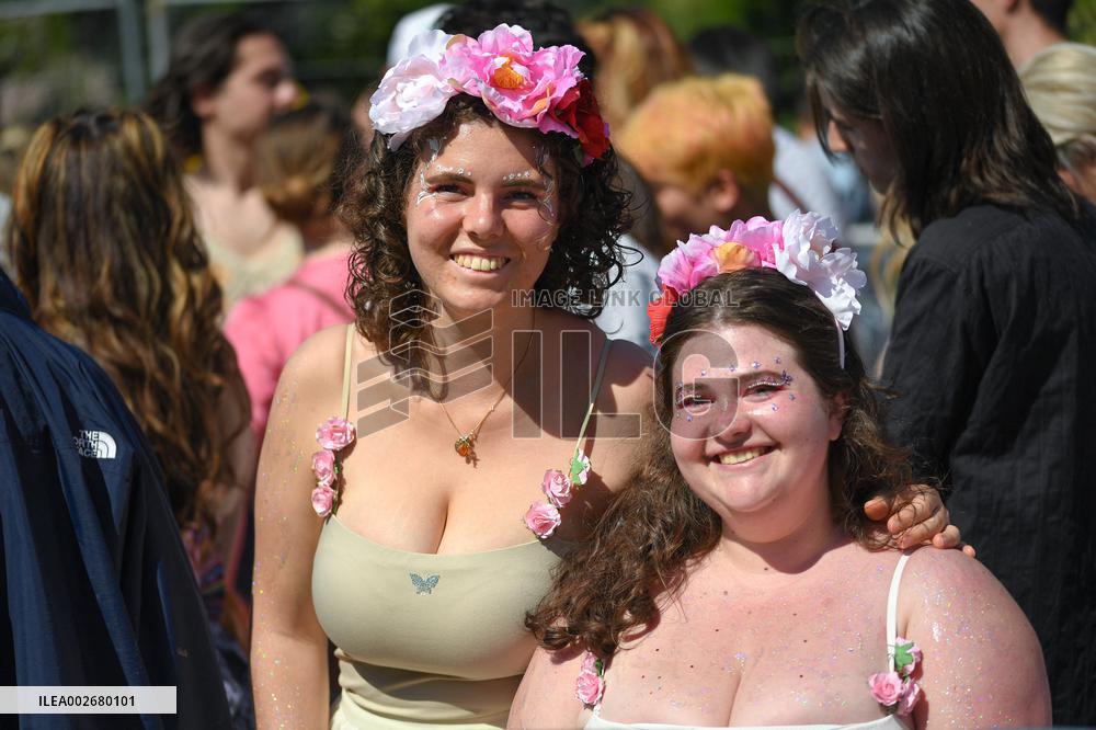 Fans Of Taylor Swift Attend The Eras Tour - Nanterre