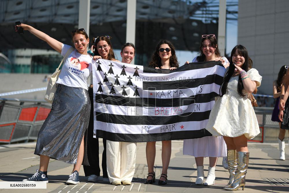 Fans Of Taylor Swift Attend The Eras Tour - Nanterre