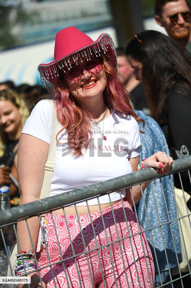 Fans Of Taylor Swift Attend The Eras Tour - Nanterre