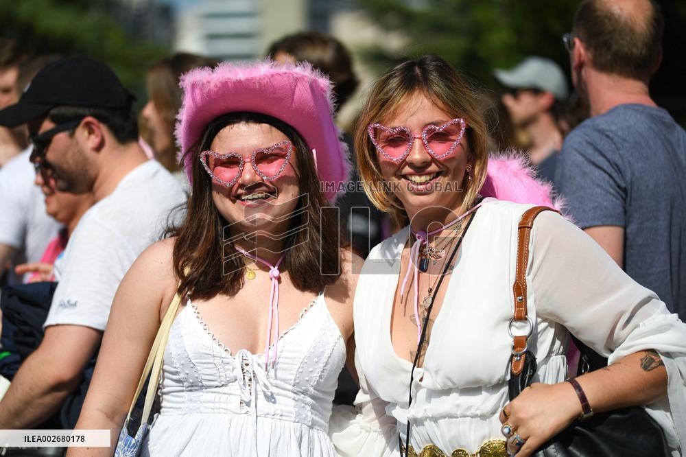 Fans Of Taylor Swift Attend The Eras Tour - Nanterre