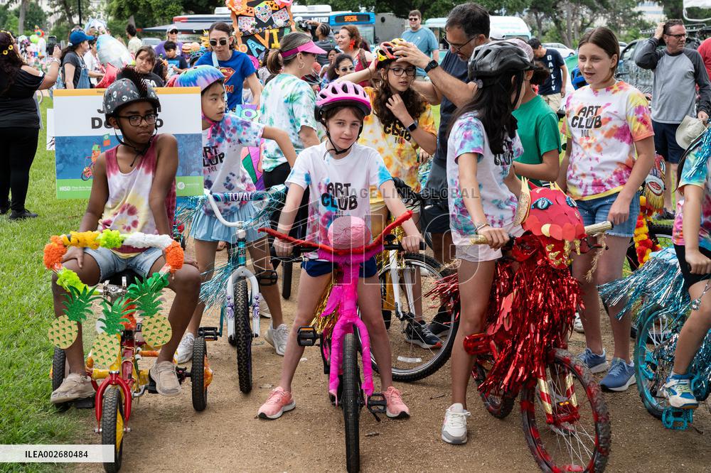 U.S.-HOUSTON-ART BIKE PARADE & FESTIVAL